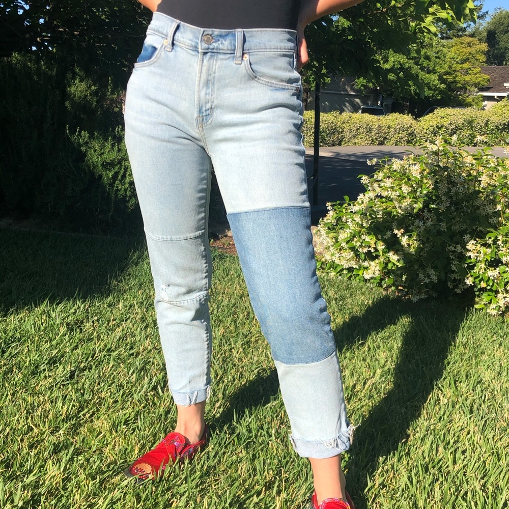 Light wash distressed jeans 💙